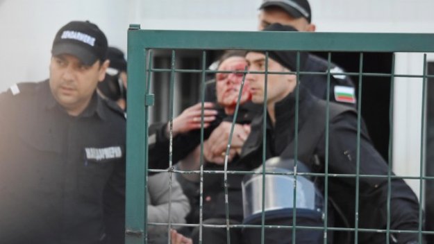 Ранената полицайка може да загуби окото си. Над 20 хулигани от Левски в ареста