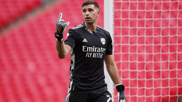 Арсенал праща Мартинес в Астън Вила