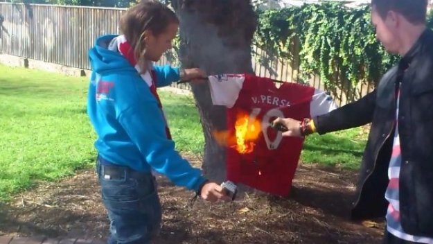 Феновете на Арсенал започнаха да горят фланелките на Ван Перси