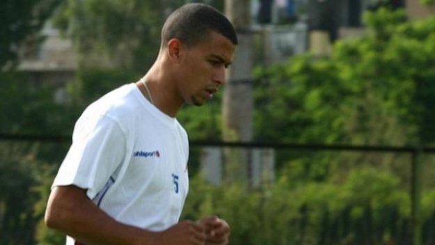 Бензукан отново порка в дискотека