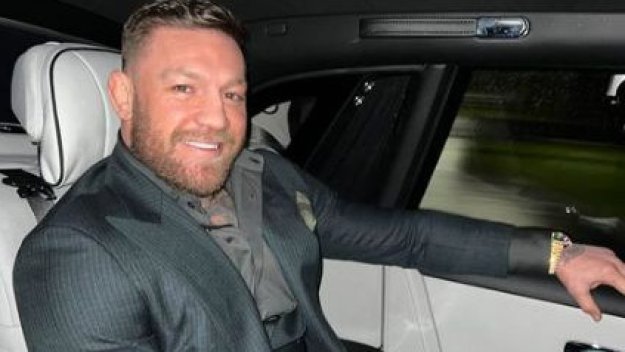 "Пиян до козирката"? Конър Макгрегър се "почерпи" с уиски в риалитито на UFC + ВИДЕО