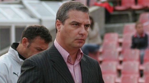 Сашо Станков излиза срещу Марадона
