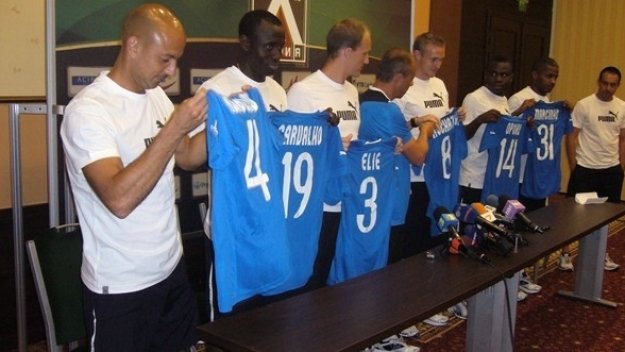 Илиан Илиев реши - Пелето защитник, Прохазка в центъра