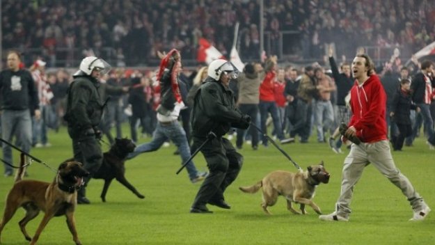 Масови безредици при влизането на Фортуна в Бундеслигата