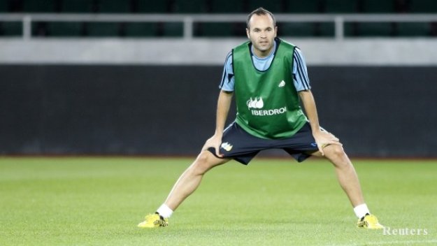 Иниеста и Адриано не попаднаха в групата за Севиля