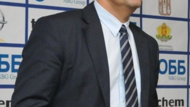 Свилен Нейков се забърка с каратисти