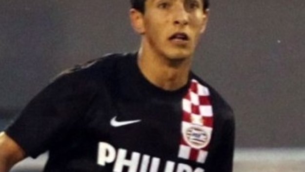 Манолев с цял мач, ПСВ записа трудна победа