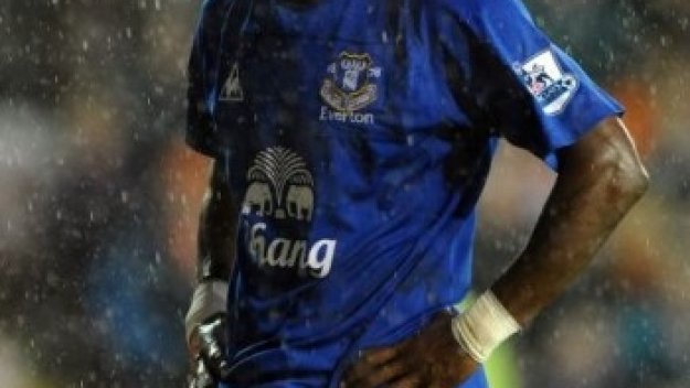 Луис Саха помля Ферари за 170 хиляди паунда, остана жив по чудо