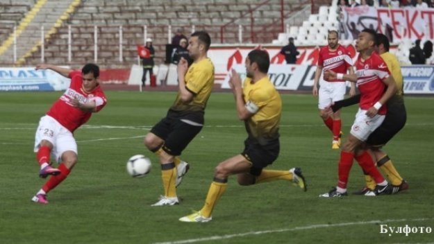 Миньор чака пари от Левски, за да спре Лудогорец към титлата