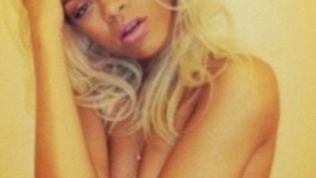 Риана стана руса, снима се по цици