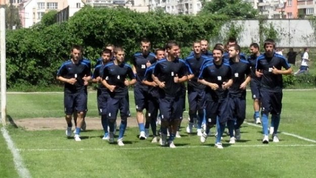 Пазят Левски от 12 красавици