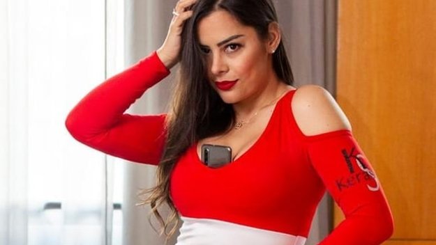 Пищната Лариса отново си пъхна телефона между гърдите + СНИМКИ