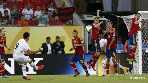 Суарес изравни Форлан като стрелец №1 на Уругвай