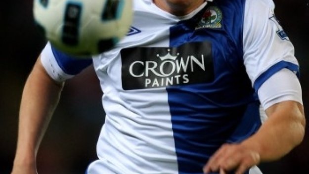 Трансферът на Фил Джоунс в Юнайтед зацикли, засега