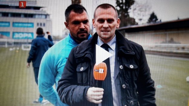 Божинов търка пейката на Левски, но спретна шоу по БНТ