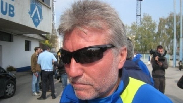 Легенда на Левски: Ники Митов надигра категорично Милен Радуканов