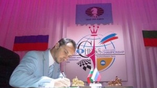 От щаба на Крамник нападнаха Топалов