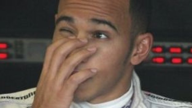 Наказаха Хамилтън за превишена скорост