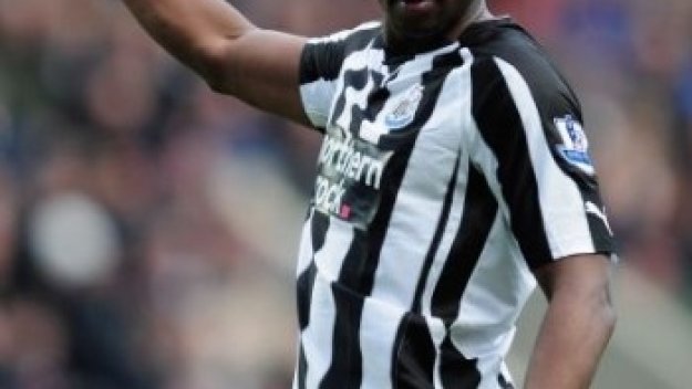 Шола Амеоби рискува кариерата си, играейки с маска на лицето