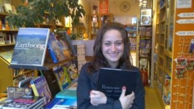 Играч на Славия предлага брак в книжарницата на филма "Нотинг Хил"