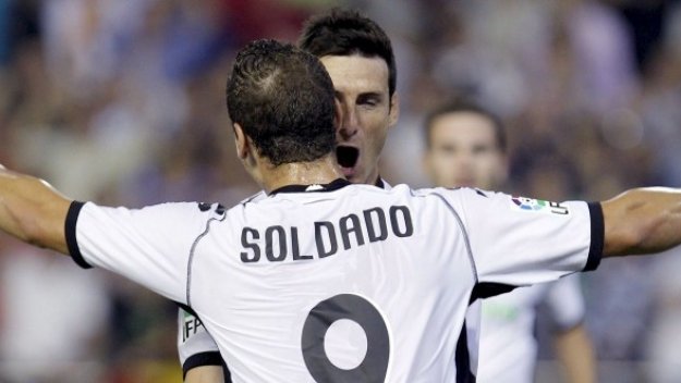 Валенсия не слиза от върха