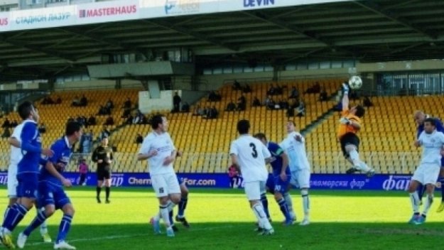 "Акулите" искат по петарка за мача с Берое