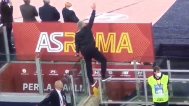 Жозе сътвори ново шоу и написа: Когато нямаш билет за мача... + ВИДЕО