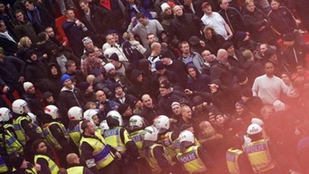 Масов бой по трибуните прекъсна хокейно дерби в Швеция + ВИДЕО