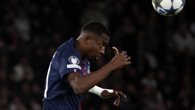 Скандал във Франция: ПСЖ има 16 души в състава си, включително ВАР