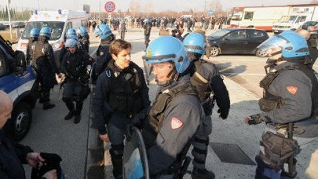 Привържениците на Сърбия и Италия вдигнаха на крака полицията