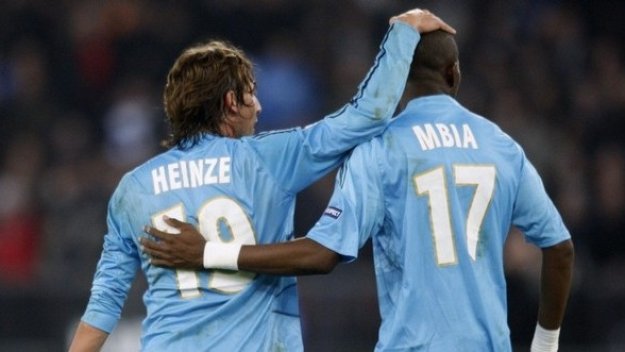 Мбия се готви за трансфер в Юнайтед