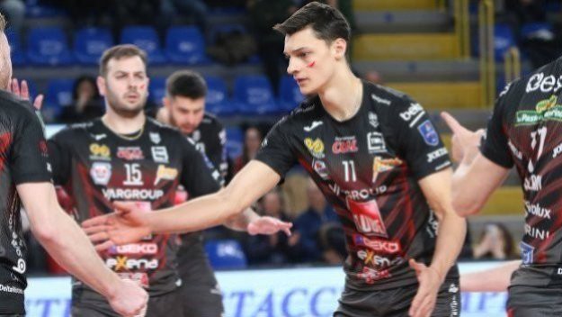 Алекс Николов записа 13 точки, но Чивитанова загуби първия финал