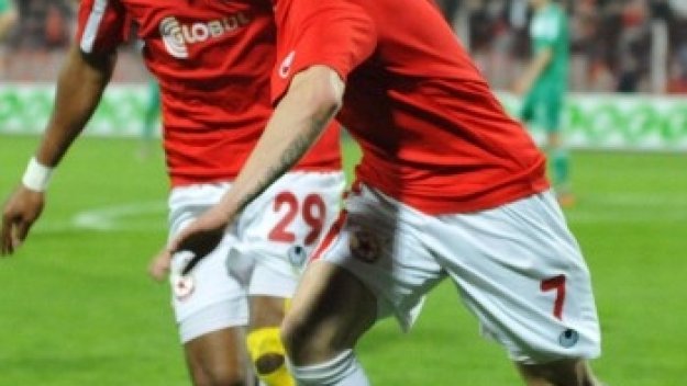 Олимпиакос даде заден за Делев