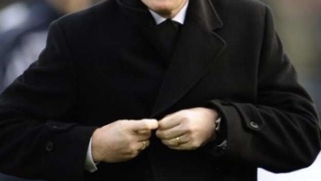 Бъдещето на Марк Хюз зависи от следващите три мача