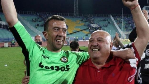 Уникално: "Жоро Вратарчето" ще пази за Славия и на 45 години
