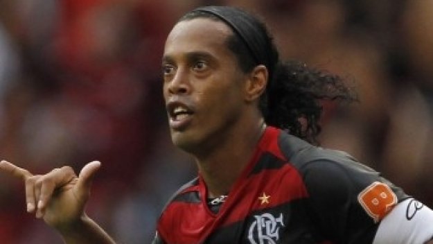 Роналдиньо с уникален гол директно от корнер + ВИДЕО