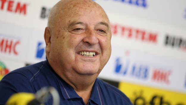 Венци Стефанов: Бербатов да си пусне песента "Ако си дал" и тогава да съди