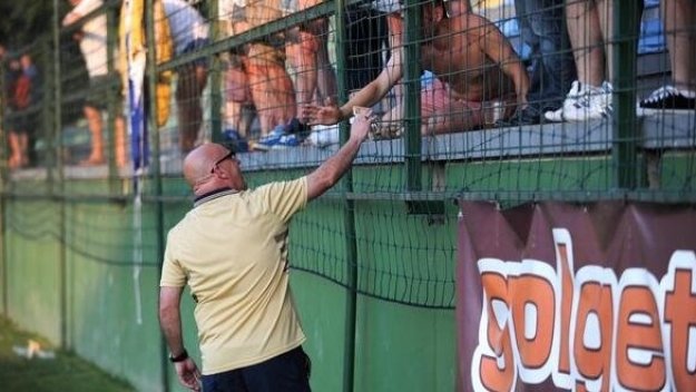 Брайън Макдърмът черпи феновете на Лийдс с бира