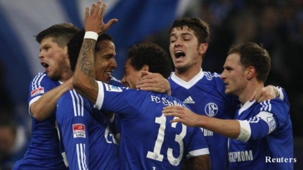 Защитник свърши работата на нападателите, Шалке най-после победи