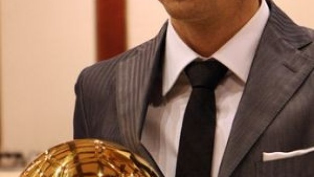 Връчиха короната на Митко Бербатов