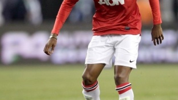 Ашли Йънг на резервната скамейка срещу Манчестър Сити