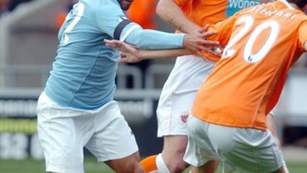 Ман Сити диша във врата на Челси след 3:2 над Блекпул