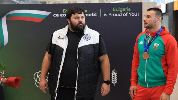 Бронзовият Милов се закани:  Искам да отида и да ги смажа