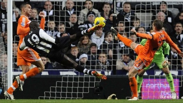 Нюкасъл възкръсна насред &quot;Рийбок Стейдиъм&quot;