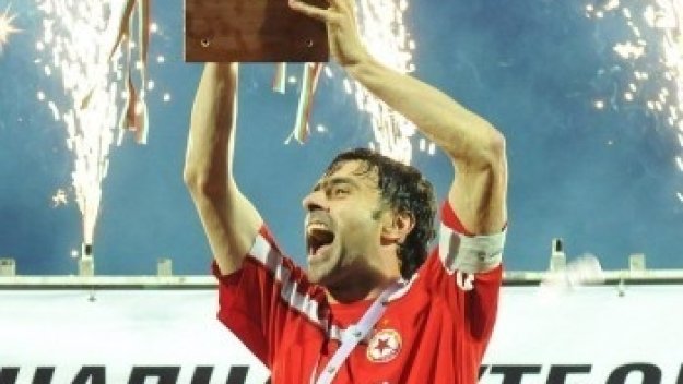 Годината, в която ЦСКА докосна титлата, но остана с калъфките