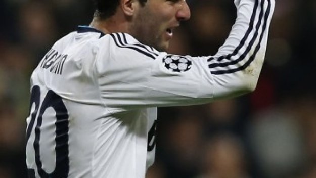 Юве преговаря утре за Игуаин