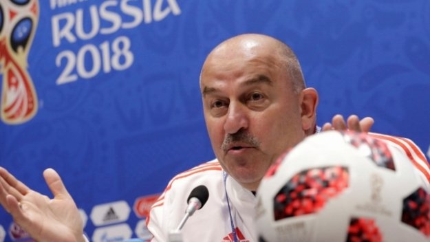 "Генерал" Черчесов остава селекционер на Русия