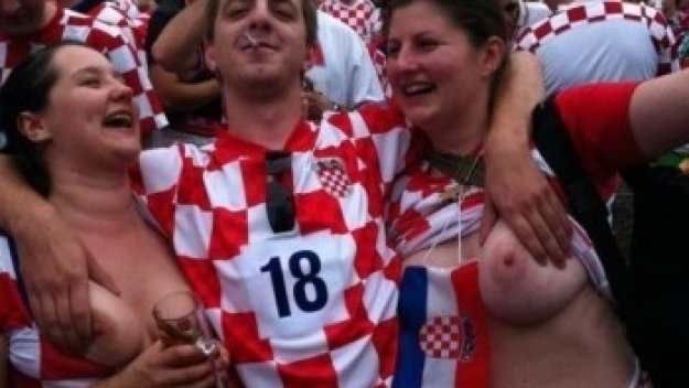 Най-популярните цици на "Евро 2012" намазаха безплатно море