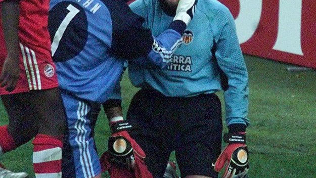 Архивна снимка от финала на Шампионската лига през 2001 година: вратарят на Байерн Мюнхен Оливер Кан утешава колегата си Канисарес