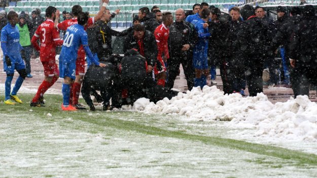 Страстите във Вечното дерби винаги са горещи, но този пъти Левски и ЦСКА имат общ враг
